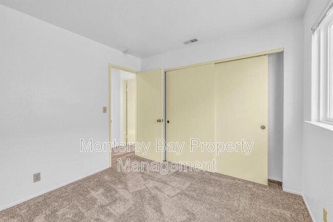 Building Photo - 143 Seal Ct