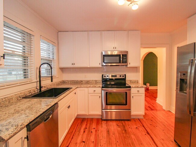 Building Photo - Downtown Athens! Walk to Athens State University! Lawn Care included!