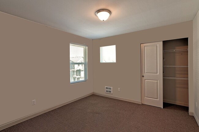 Building Photo - Available NOW! 4-Bedroom End-Unit Townhome Near Silver Lake