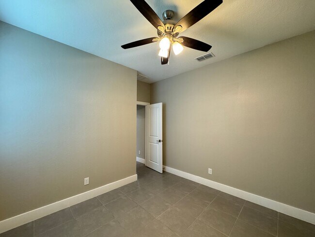 Building Photo - Spacious 4-Bedroom Home in Poinciana – Internet Included & No HOA Approval Required