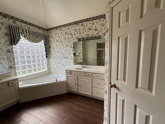 Building Photo - 12819 Reedwood Ridge Rd