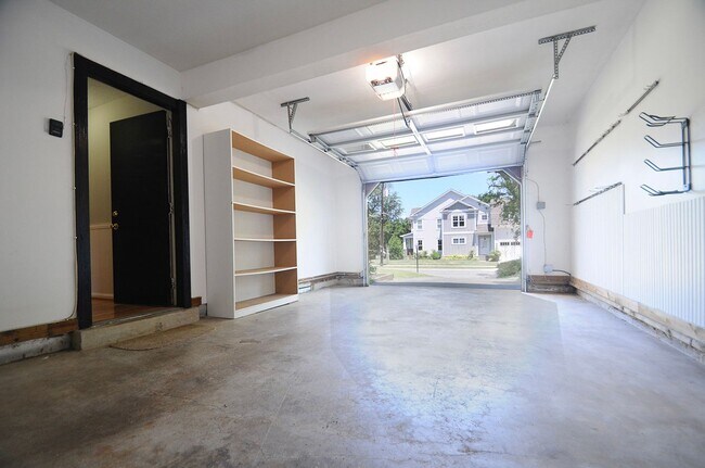 Building Photo - Classic 4 Bed 3.5 Single Family Home Sitti...