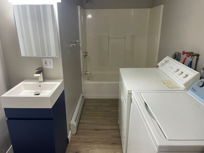 Building Photo - 128 Penn St