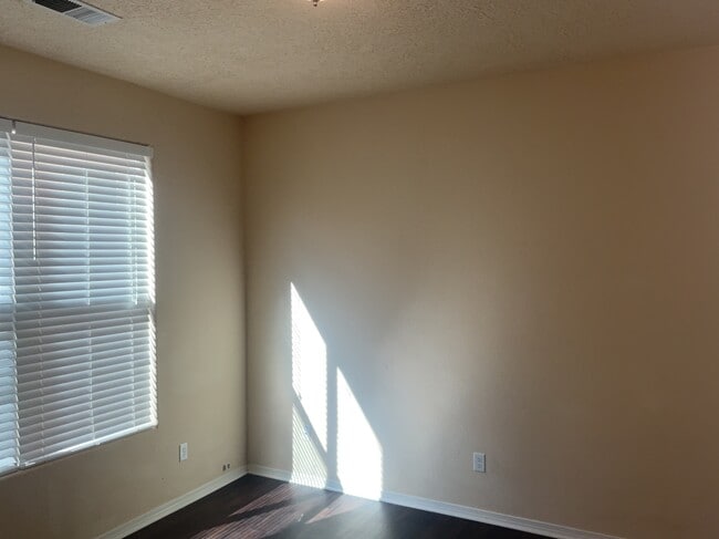 Building Photo - 3635 Buckskin Loop NE