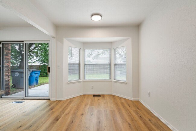 Building Photo - 3 Bed | 2 Bath near Downtown Tulsa!