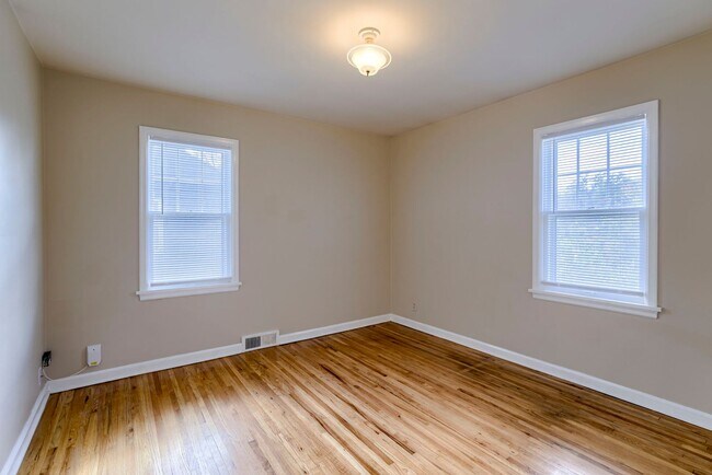 Building Photo - Charming 2 Bedroom With Spacious Living In Benson!!