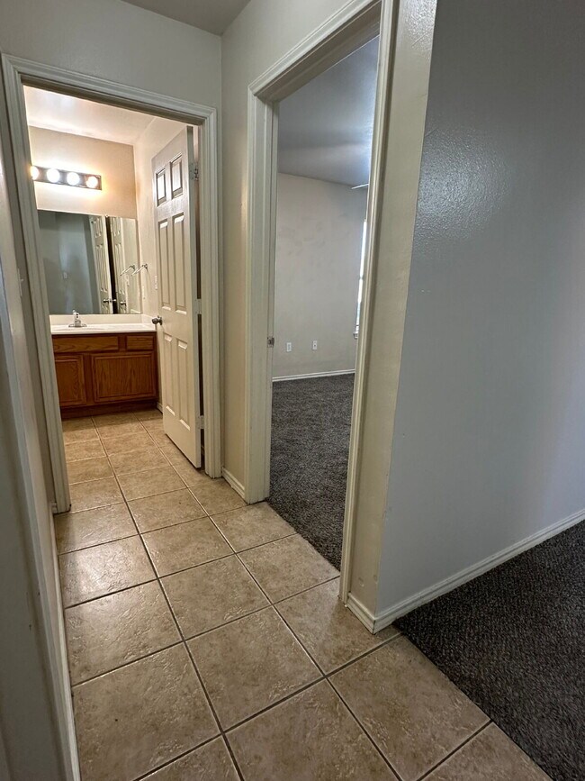Building Photo - Duplex with easy access to the loop