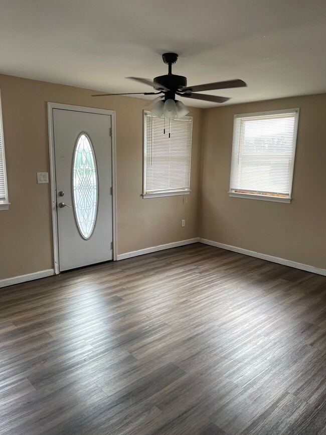 Building Photo - 3 Bed 1 Bath in Shippensburg, PA!