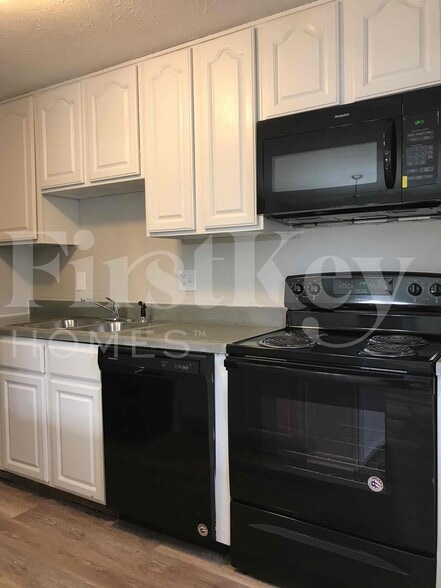 Building Photo - 1324 Lansdowne Rd