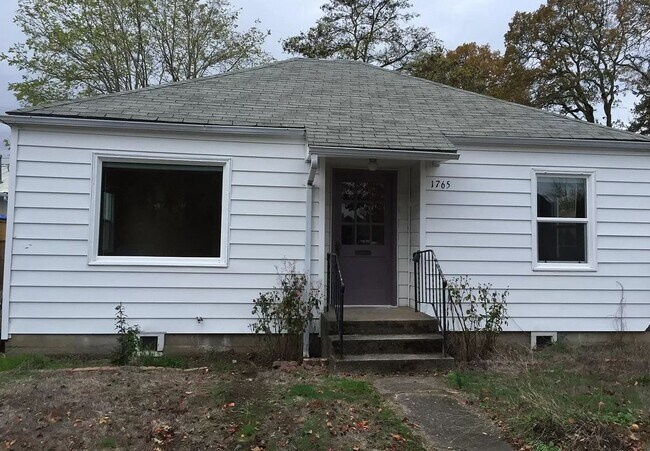 Primary Photo - 1765 Waller St SE