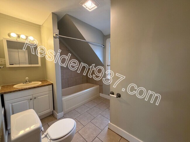 Building Photo - Spacious 3 Bed 2 bath Home