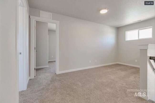 Building Photo - Spacious Home with Den!