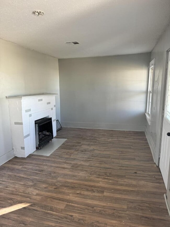 Building Photo - 835 E Walnut St