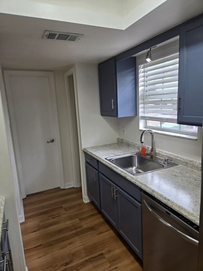 Building Photo - Spacious 2-bedroom, 1.5-bath end-unit townhouse in Carriage House