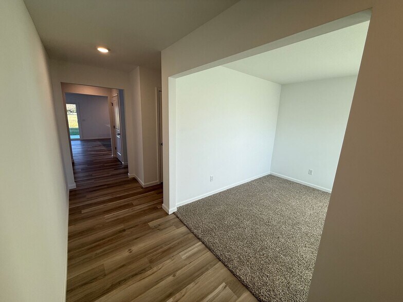 Building Photo - 3902 Bradley Dr