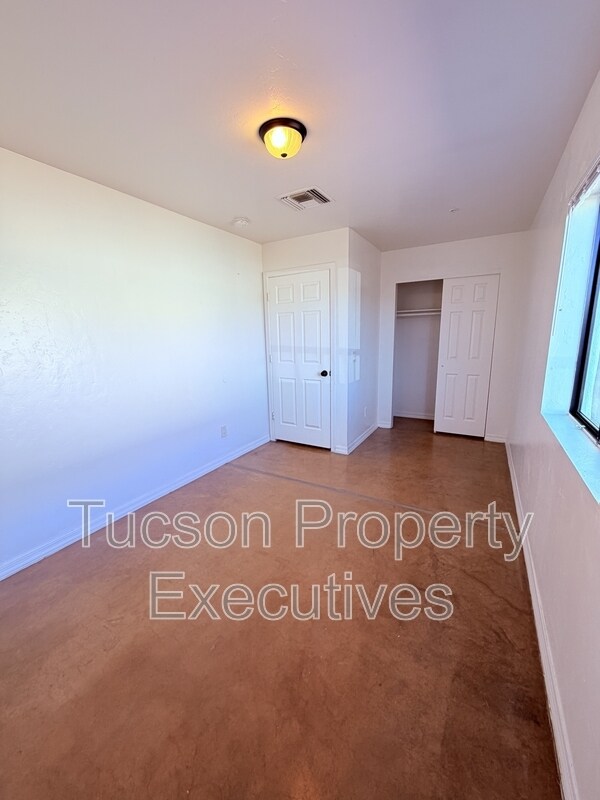 Building Photo - 1412 E 25th St