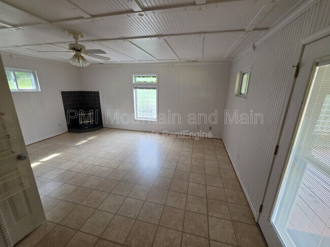 Building Photo - 15 Ginell Cir