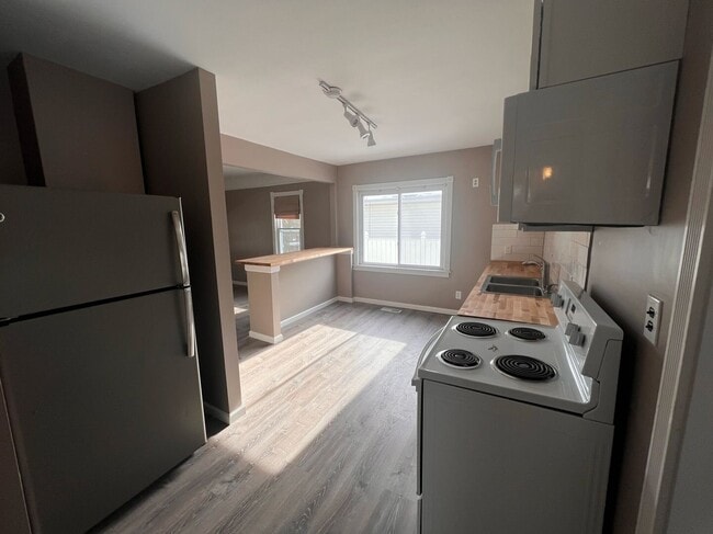 Building Photo - Move-In Ready- 2 bedroom/1 Bath Home in Eastpointe