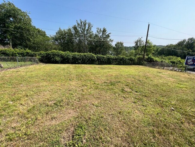 Building Photo - 400 Libby Ln