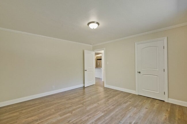 Building Photo - Remodeled 2 Bed 1 Bath Home with Bonus Roo...