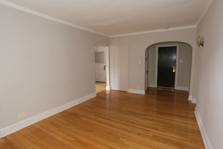 Building Photo - 2220 W Ainslie St