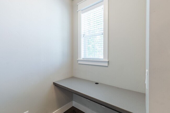 Building Photo - Quiet Centrally located 3 bed 2.5 bathroom