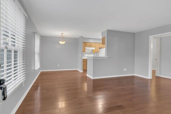 Building Photo - Walkable 2BR/2BA Condo Between Vanderbilt & Belmont + Modern Updates