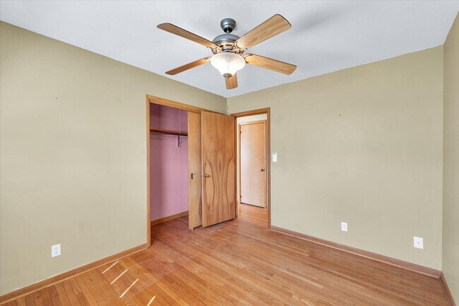 Building Photo - 220 Ivanhoe Way