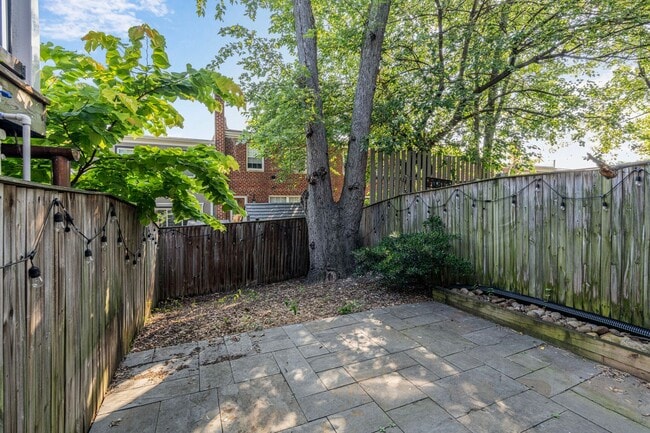 Building Photo - Available Now! 3 Bed 2 Bath House Near the...