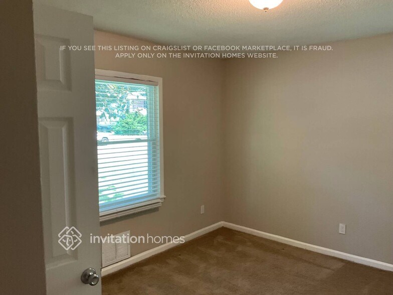 Building Photo - 1833 Rollingwood Dr SE