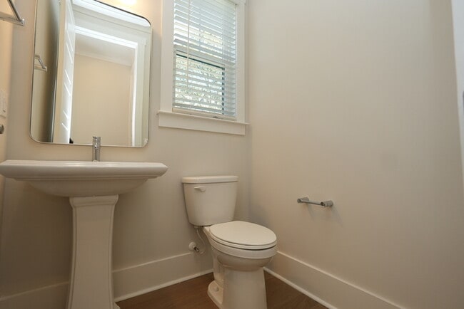 Building Photo - A beautiful home with 4 beds and 3 bath in...
