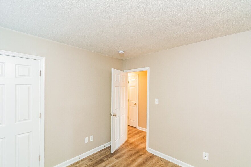 Building Photo - 6805 Coventry Ridge Rd