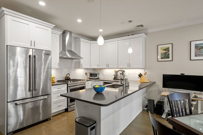 Building Photo - 205 W 8th St