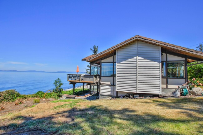 Building Photo - Stunning Furnished Water View Home on West...