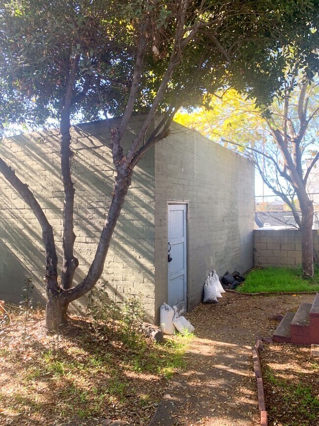 Building Photo - 5670 York Blvd