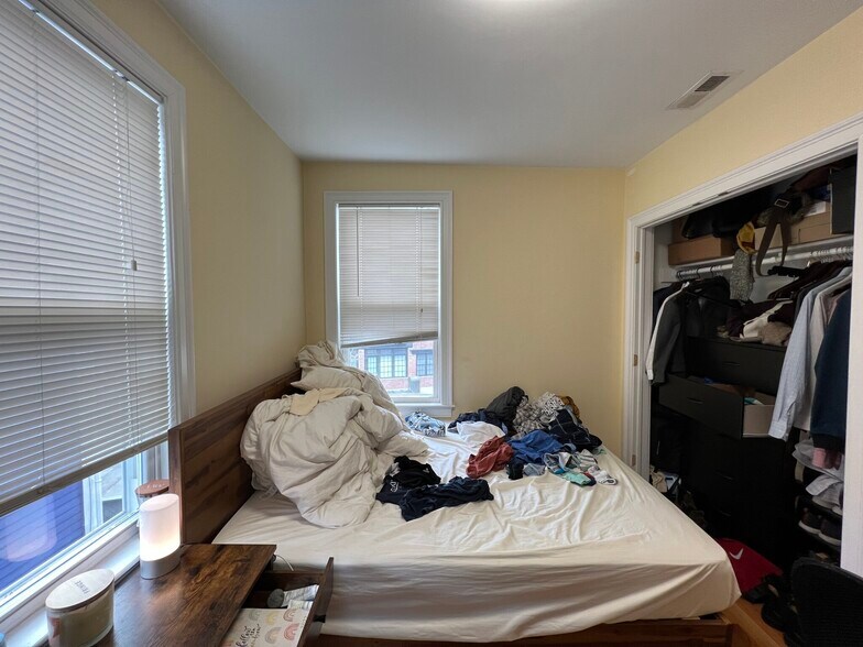 Building Photo - 222 River St