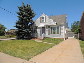 Building Photo - 3 Bed - 2 Full Bath Cape Cod for Rent in E...