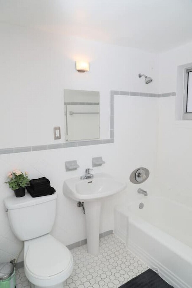 Building Photo - 219 Antilla Ave