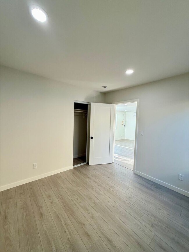 Building Photo - 845 W 76th St