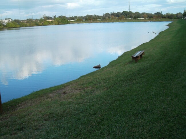 Building Photo - BEAUTIFUL TOWNHOME IN GATED COMMUNITY