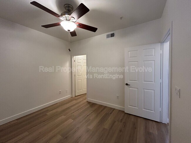 Building Photo - 920 E Devonshire Ave