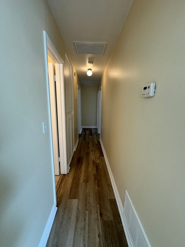 Building Photo - 812-818 E Fairway Dr