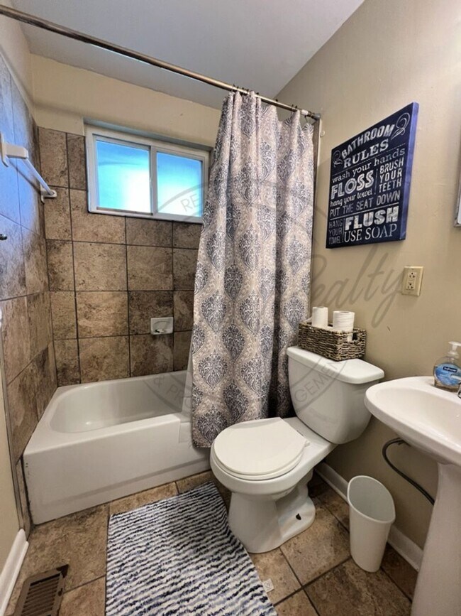 Building Photo - Furnished, Ranch Style Two Bedroom in the heart of Edgehill on Special!