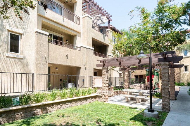 Building Photo - Beautiful 3 Bedroom, 2 Bath Townhouse with 2 car garage