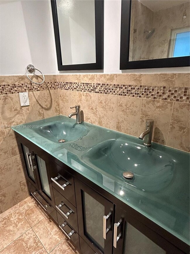 Building Photo - 230 SW 30th Ave