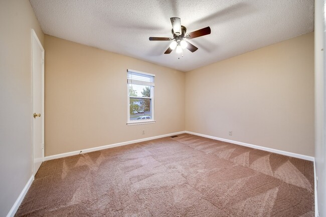Building Photo - 219 Edgewood Dr