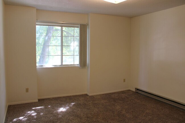 Building Photo - Lovely Condo Next to Campus- Winter Move I...