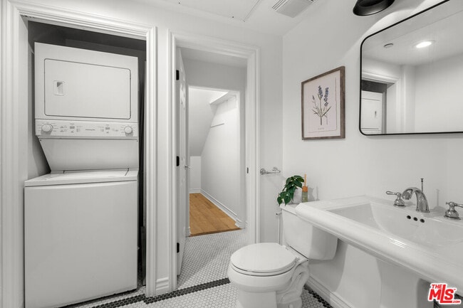 Building Photo - 5935 Playa Vista Dr