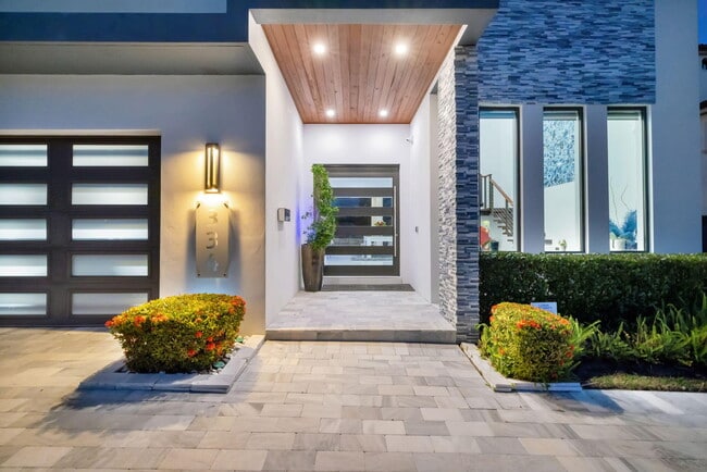 Building Photo - 334 Isle of Capri Dr