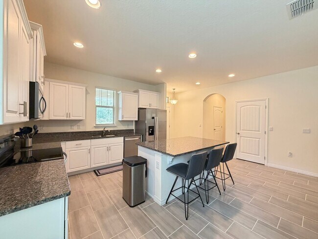 Building Photo - Perfect Home waiting for you! FULLY FURNISHED!